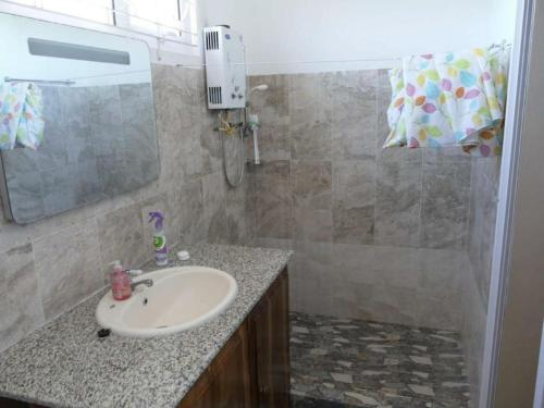 Rodrigues IslandBois Gournable的一间带水槽和淋浴的浴室