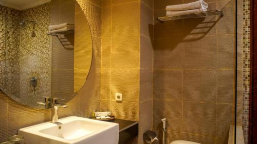 梭罗Lorin Dwangsa Solo Hotel的一间带水槽和镜子的浴室