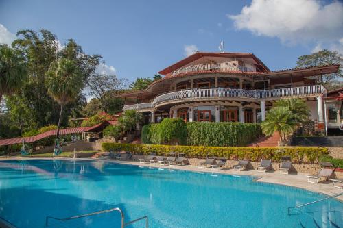阿拉胡埃拉马蒂诺Spa及度假酒店的大型房屋,设有大型游泳池