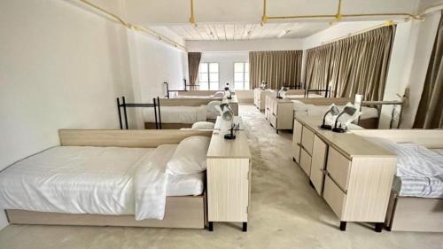 Ban ThurianBBVC Hostel - CollegeStay的一间卧室,房间内设有许多床铺