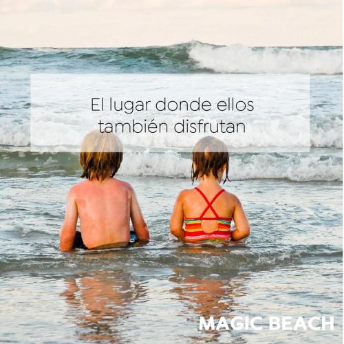特拉Magic Beach para 6 personas frente al mar的两个坐在海洋里看着海浪的孩子