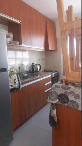 特立尼达岛Casa de Campo acogedora的一个带木制橱柜和水槽的厨房