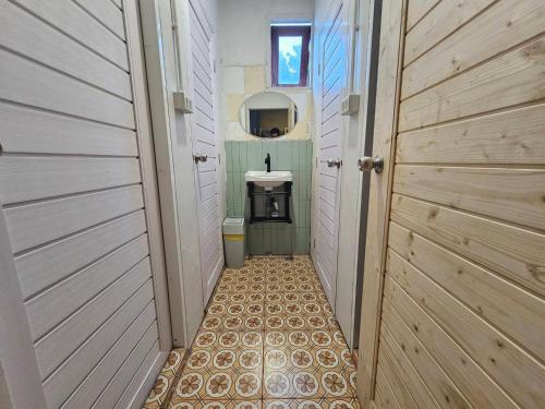 通萨拉Hao Norn Hostel的一间带卫生间和水槽的小浴室