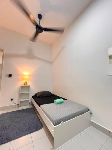 万津Homestay Bandar Mahkota Banting的一间卧室配有一张床和吊扇