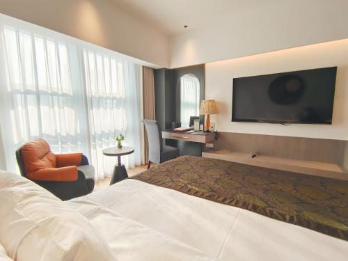 上海上海美丽园大酒店(原上海美丽园龙都大酒店)的配有一张床和一台平面电视的酒店客房