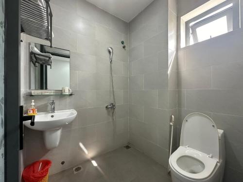岘港OYO 1224 Motel Phuong Linh的一间带卫生间和水槽的浴室