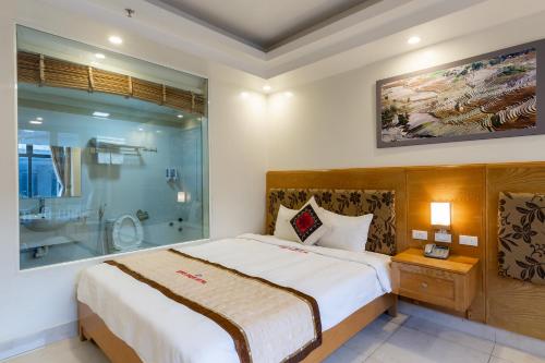 萨帕萨帕雪酒店 的一间卧室设有一张大床和玻璃淋浴间