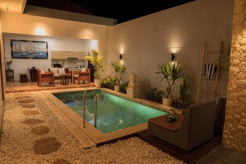 沙努尔Shanta Villa的房屋中间的游泳池