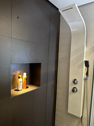阿德耶ADEJE PARADISE RESORT的浴室设有淋浴,架子上装有两瓶水