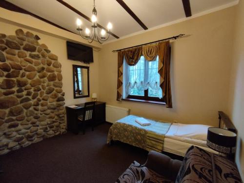 托伦塔尔汽车旅馆的一间设有床铺和石墙的房间