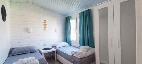 辛尼莫雷特Къщички Морски Светулки的小房间设有床和窗户