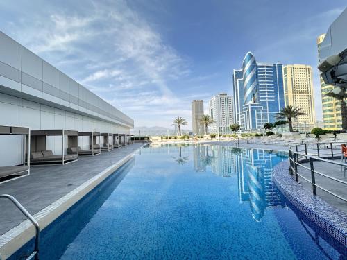 富查伊拉宜必思富查伊拉酒店的一座位于城市中心,拥有高楼建筑的游泳池