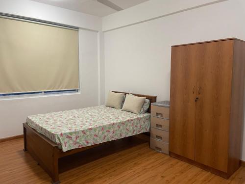拉维尼亚山Rush Resident Mount Lavinia的一间带床和橱柜的小卧室