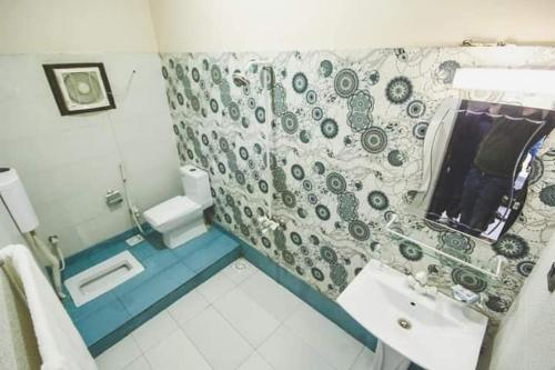 卡拉奇The R Hotels的一间带水槽和卫生间的浴室