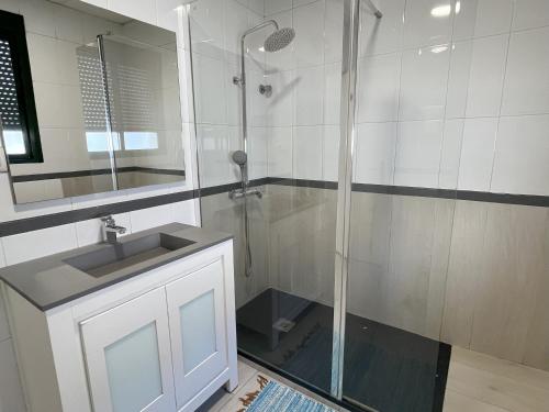 巴达霍斯Pensión Galicia的带淋浴和盥洗盆的浴室