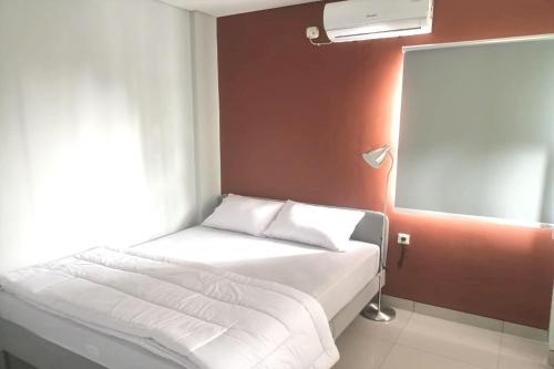 PurbolinggoOYO 93514 Rubina Syariah Hotel的一间小卧室,配有床和窗户