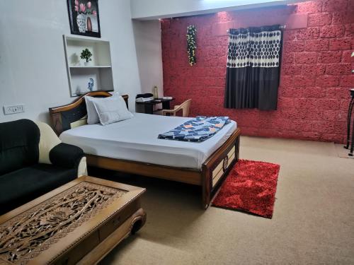 钦奈Friendlystay - An Home Stay And Elite的一间卧室配有一张大床和一张沙发