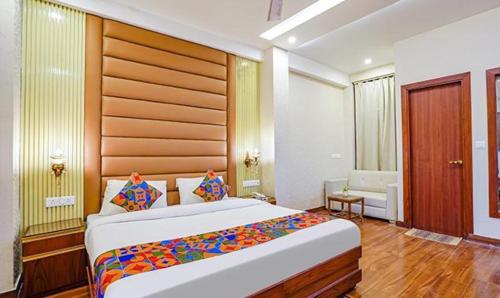 诺伊达FabHotel Prime Noida Sector 63的一间卧室,卧室内配有一张大床