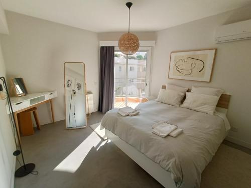 尼科西亚Two Bedroom Condo - Just Renovated Great Location的一间卧室配有一张大床和镜子