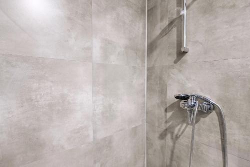 安卡拉Luminous Flat 7 min to Arcadium Mall in Ankara的浴室内配有淋浴和头顶淋浴
