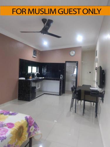科亚Yasmeen Studio Roomstay Kijal - Room 1 - FOR TWO PERSON ISLAM GUEST ONLY的一间带床的客厅和一间餐厅