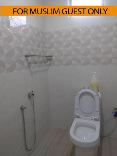 科亚Yasmeen Studio Roomstay Kijal - Room 1 - FOR TWO PERSON ISLAM GUEST ONLY的一间带卫生间和淋浴的浴室