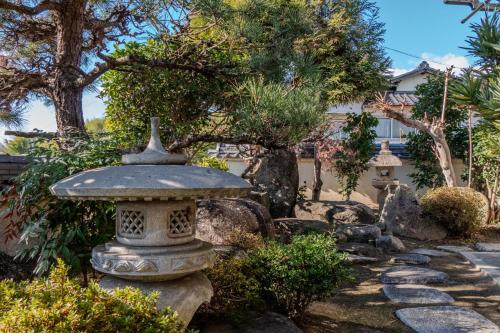 Tamashima Tea Room – MAX 8ppl, PA / BBQ available的庭院里设有石鸟浴池的花园