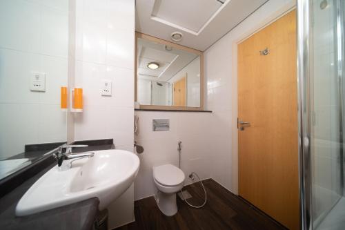 迪拜迪拜矽谷绿洲普瑞米尔酒店的一间带水槽、卫生间和镜子的浴室