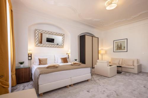 捷克克鲁姆洛夫Bellevue Hotel Český Krumlov的一间卧室配有一张大床和镜子