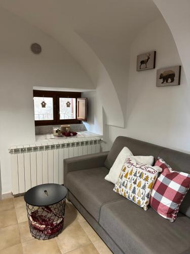 罗卡迪坎比奥Casa Rocca di Cambio的客厅配有沙发和桌子