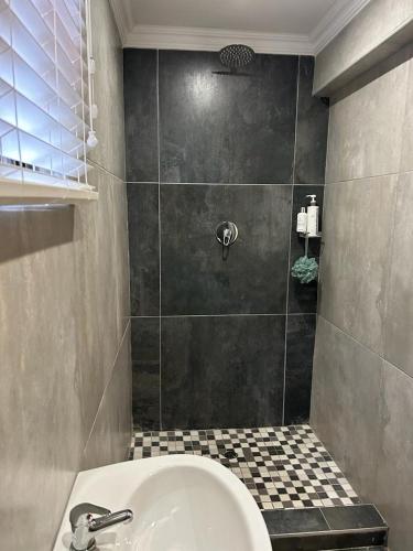 恩潘盖尼Le Rosette Residence的带浴缸和盥洗盆的淋浴浴室