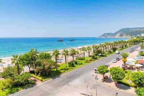 阿拉尼亚Villa, Alanya, Antalya的享有棕榈树海滩和大海的景色