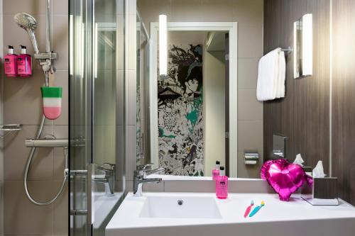 格拉斯哥Moxy Glasgow SEC的一间带水槽和镜子的浴室