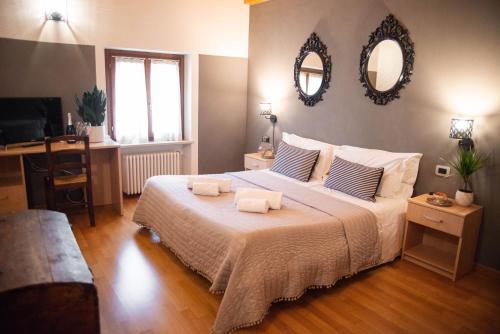 维罗纳Pietra di Verona Residenza的一间卧室配有一张大床和两条毛巾