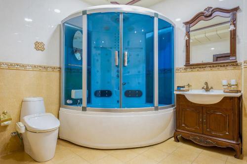 塔什干达尔罕精品酒店的带淋浴、卫生间和盥洗盆的浴室