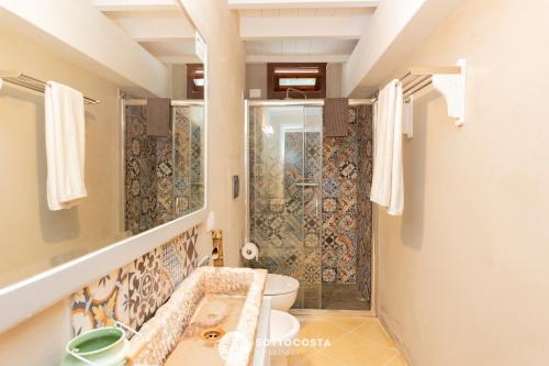 莱切省卡瓦利诺Masseria Tenuta Le Menze的一间带水槽、卫生间和淋浴的浴室