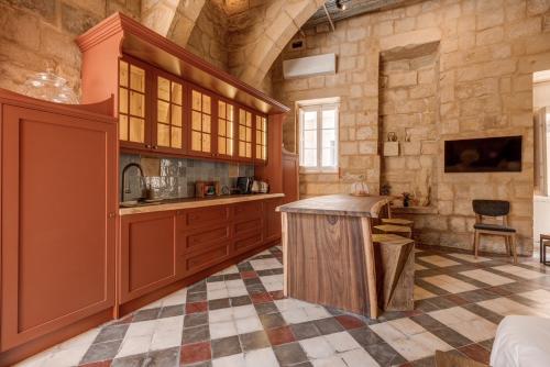 卢加Talbot House by Talbot & Bons的一间厨房,在房间内有木岛