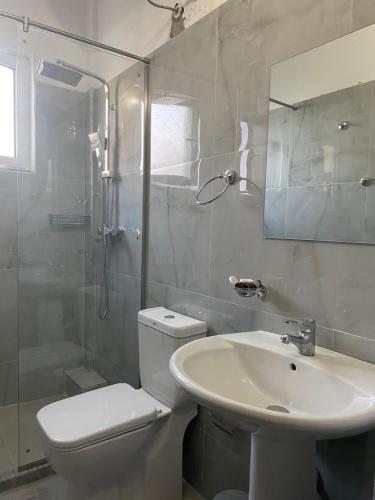 都拉斯Vila M Vera Rooms with kitchen and Apartments的白色的浴室设有卫生间和水槽。