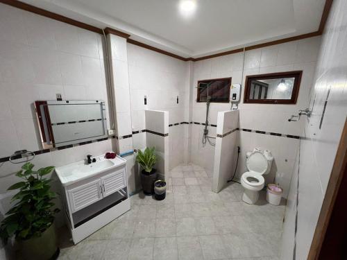 哈德姚Amara Beach Resort Koh Phangan的一间带水槽和卫生间的浴室