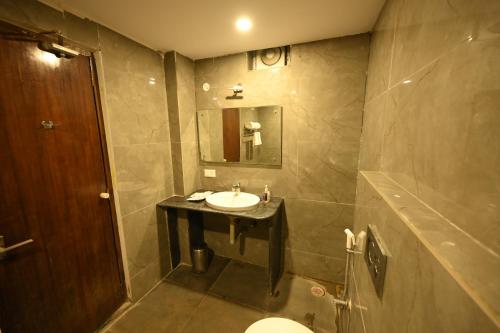 AnnavaramSpree One Resort And Convention Annavaram的一间带水槽和卫生间的浴室