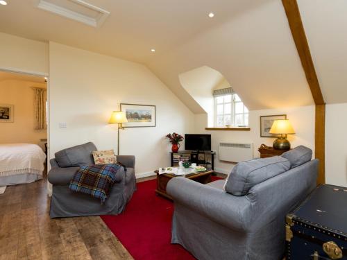 Cherington1 bed in Shipston-on-Stour CC011的客厅配有两把椅子和一张床