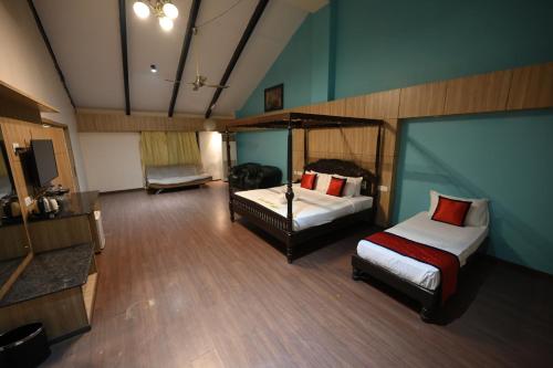 AnnavaramSpree One Resort And Convention Annavaram的大房间设有两张床和电视