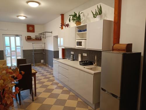 德辛U Bocmana s výhledem na zámek a Labe的厨房配有白色橱柜、桌子和冰箱。