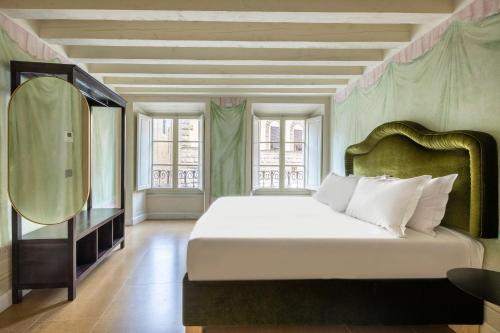 佛罗伦萨numa I Felice Rooms & Apartments的一间卧室配有一张大床和镜子