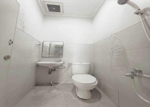 雅加达OYO 93500 Rizki Residence TOS Syariah的白色的浴室设有卫生间和水槽。