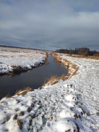 MiastkowoAgroturystyka na Łubii的积雪覆盖的田野中的河流