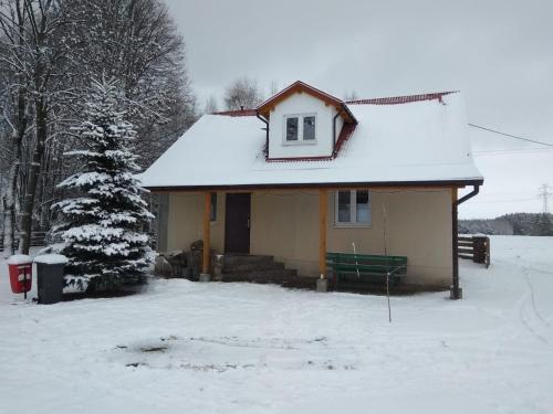 MiastkowoAgroturystyka na Łubii的一座带雪盖屋顶的小房子