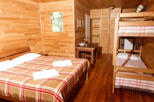 SvetlogorskoyeBereg holiday park的一间卧室配有两张床和一张双层床。