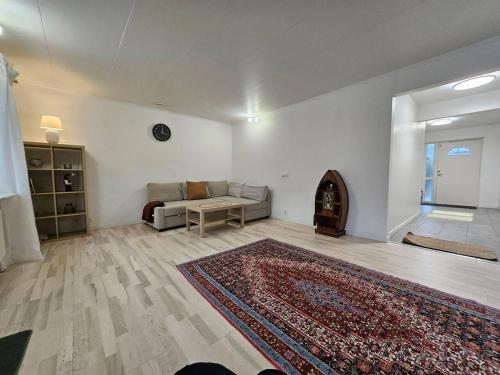KäglingeUnic House feeling calmness in Malmo city的带沙发和地毯的客厅