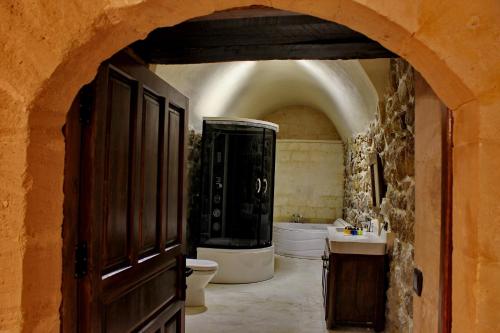 马尔丁HH Babil Konağı的带浴缸、卫生间和盥洗盆的浴室